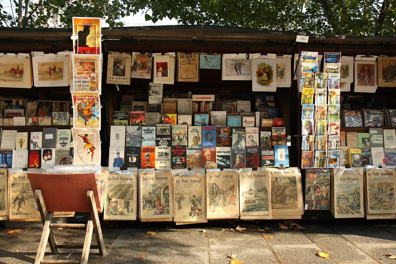 Les boîtes vertes des bouquinistes du quai de Montebello