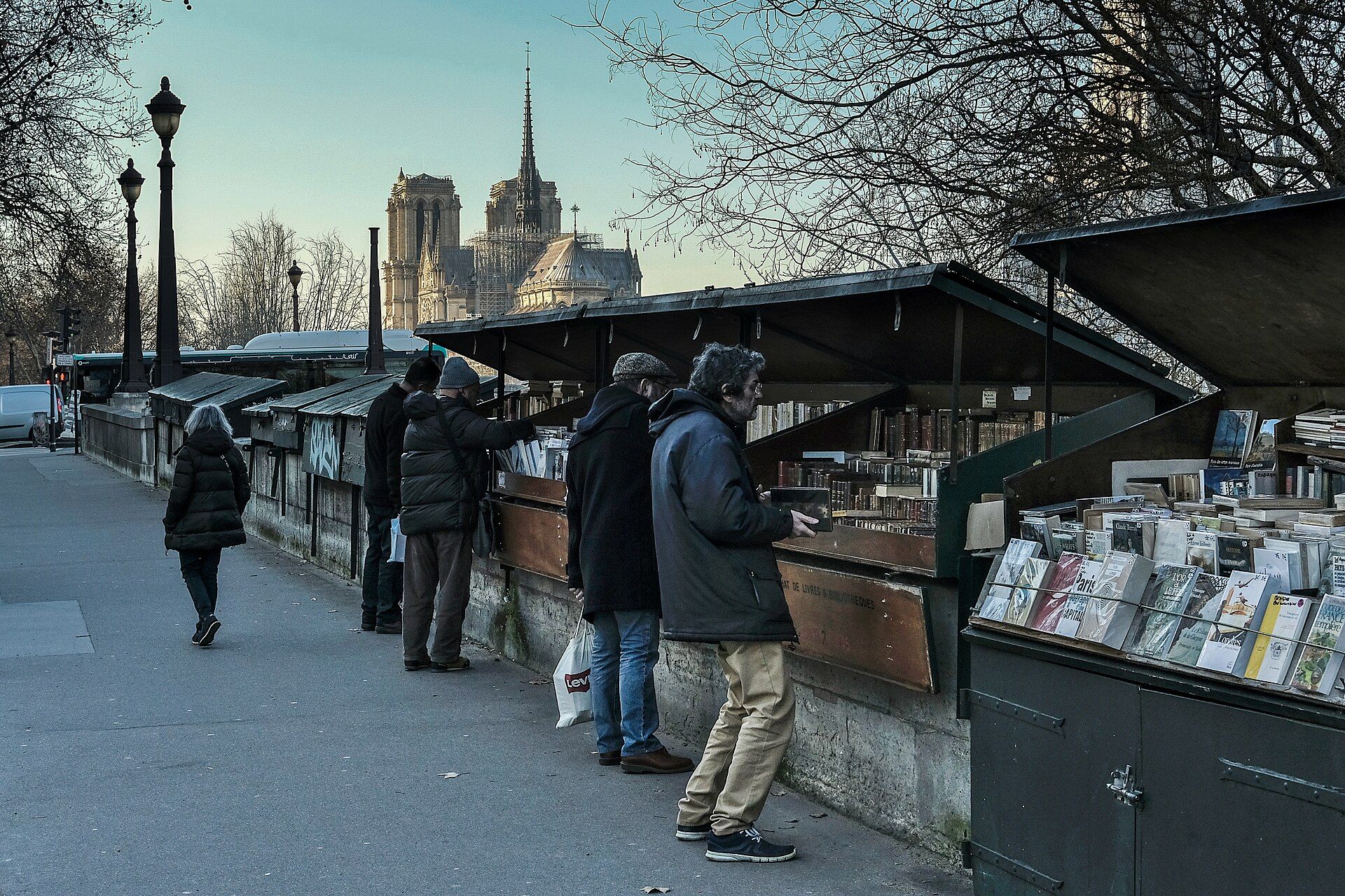 Bouquinistes on the quai de la Tournelle, in the Maubert – Notre-Dame area; a photo of the district, not of the Abbatial