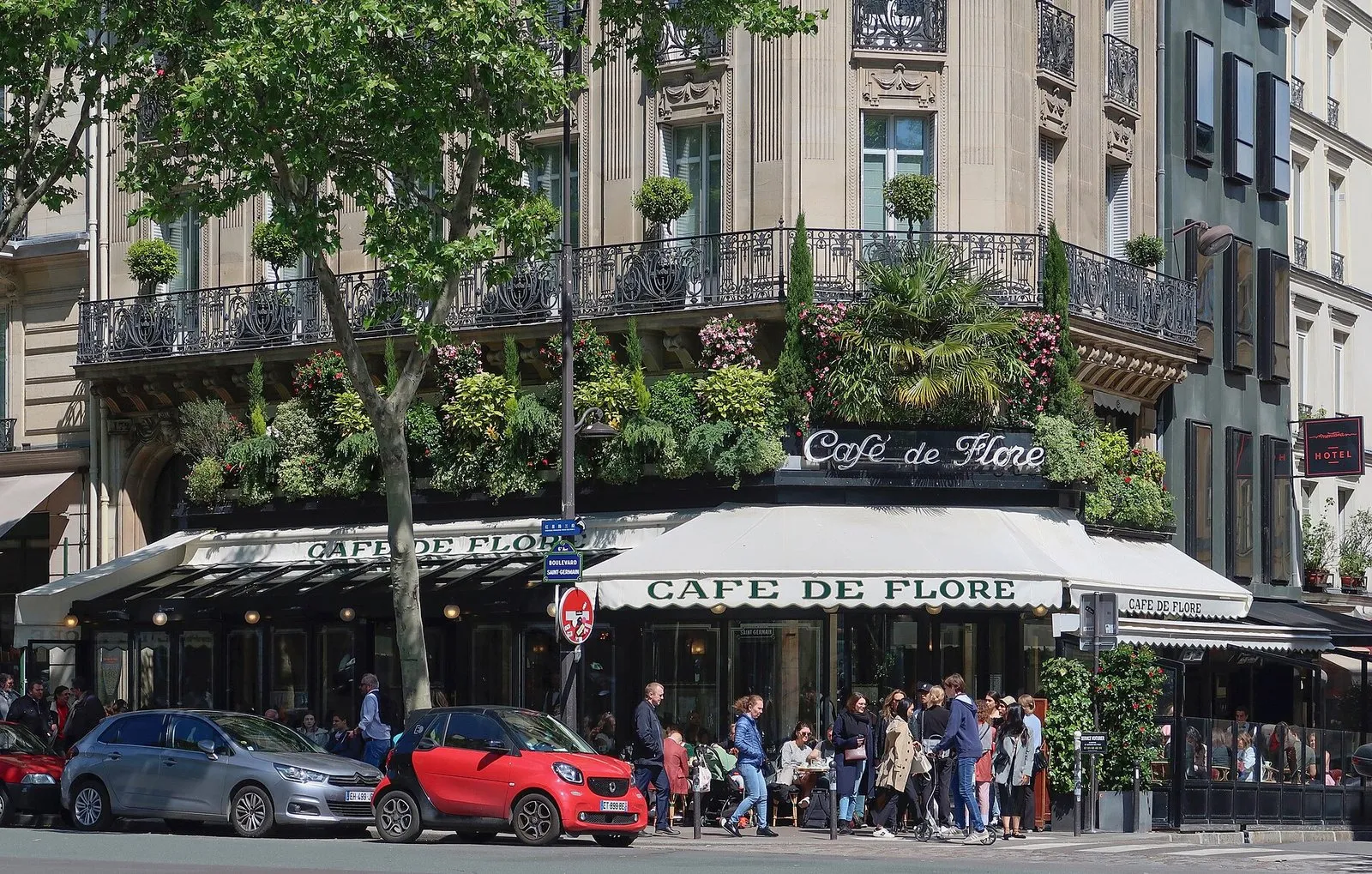 Le Café de Flore, boulevard Saint-Germain
