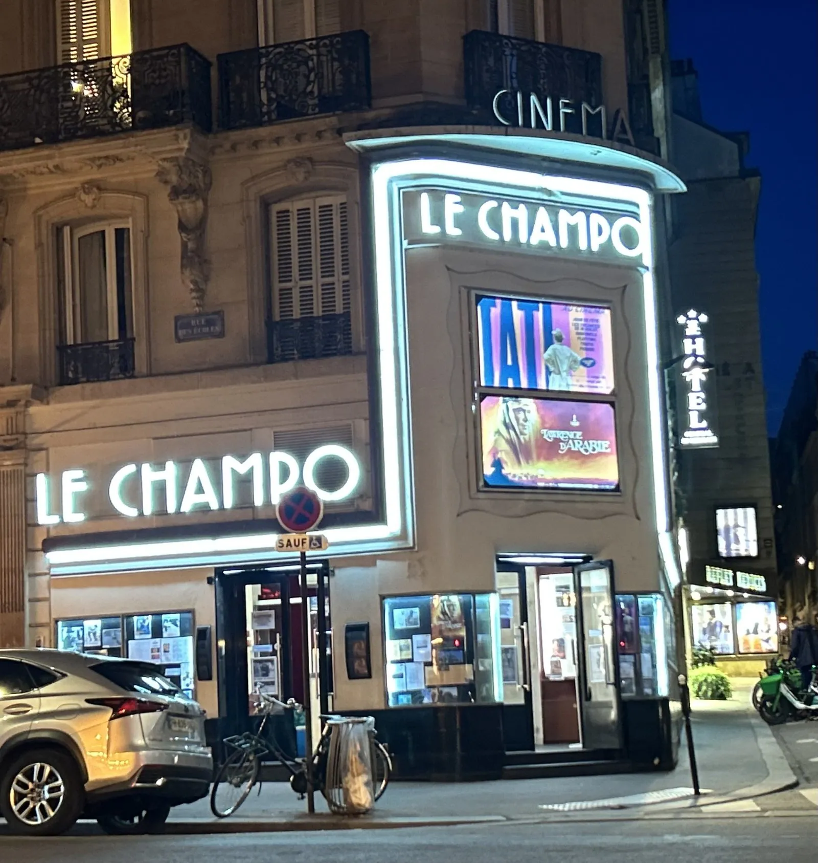Le cinéma Le Champo, rue des Écoles