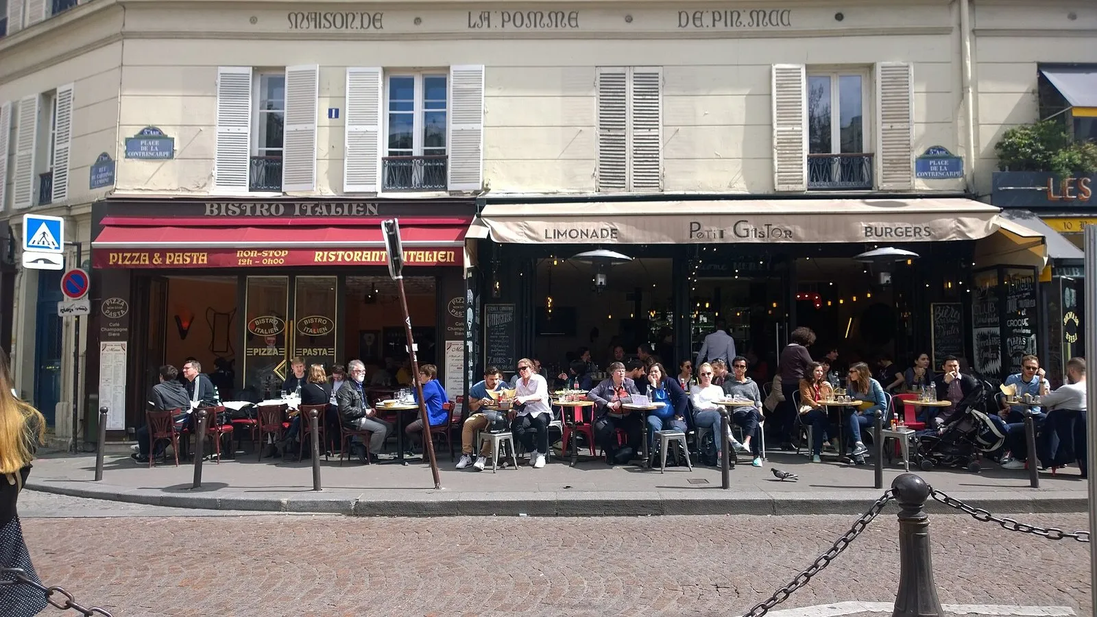 La maison de la Pomme de Pin et sa terrasse, place de la Contrescarpe