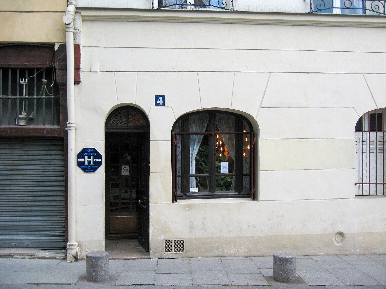 Entrance to Hôtel Esmeralda, 4 rue Saint-Julien-le-Pauvre