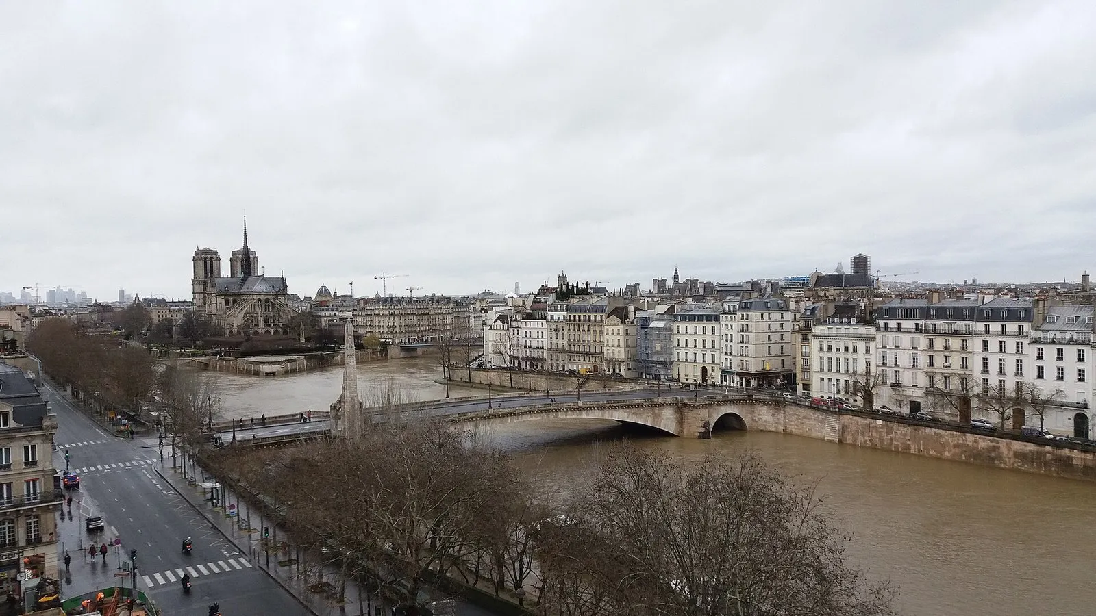 Notre-Dame et le pont de la Tournelle vus depuis la terrasse de l’Institut du monde arabe