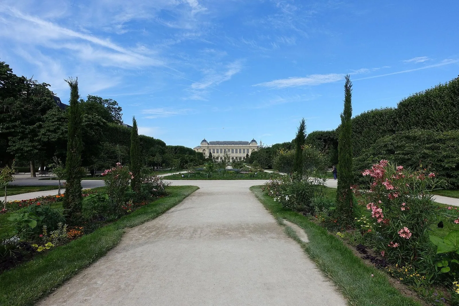 La grande allée et les parterres du Jardin des Plantes