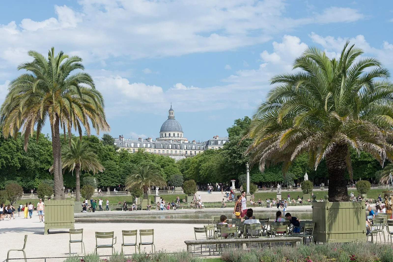Le grand bassin du jardin du Luxembourg, avec le Panthéon au fond