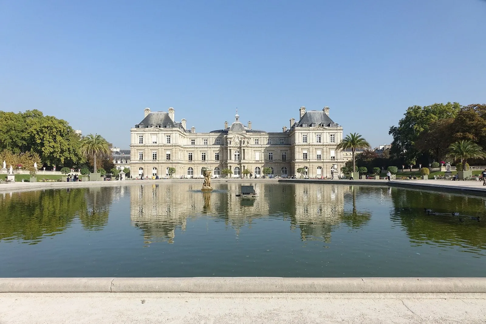 Le palais du Luxembourg vu depuis le jardin