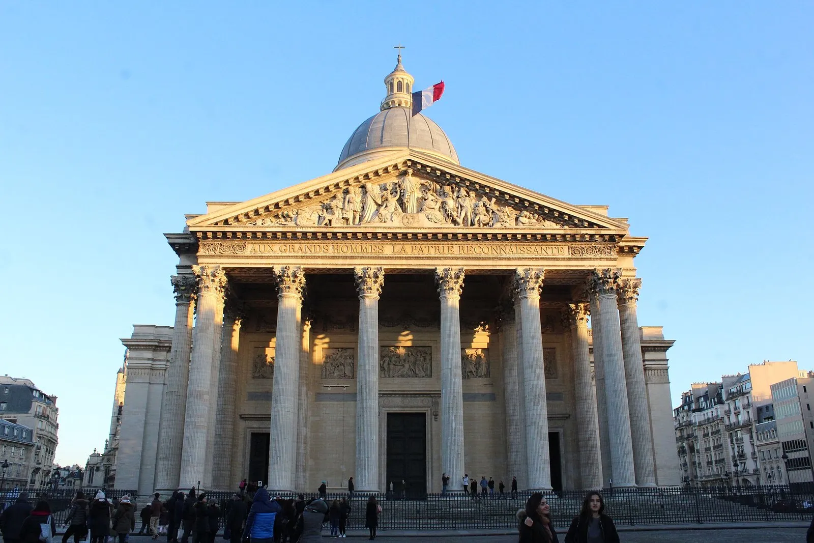 Le portique et le fronton du Panthéon, place du Panthéon